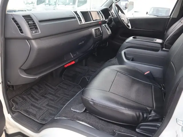 トヨタ ハイエース CBA-TRH214W(2WD)の写真40