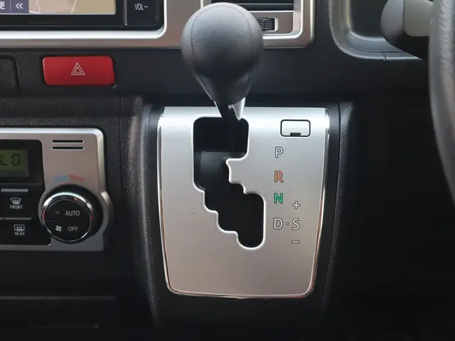 トヨタ ハイエース CBA-TRH214W(2WD)の写真43