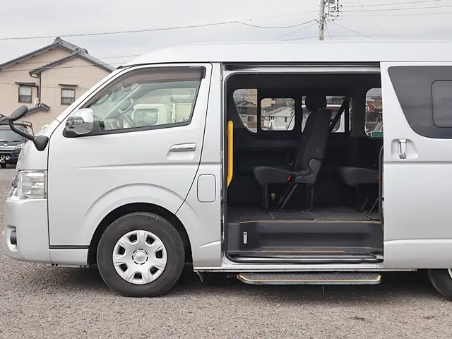 トヨタ ハイエース CBA-TRH214W(2WD)の写真10