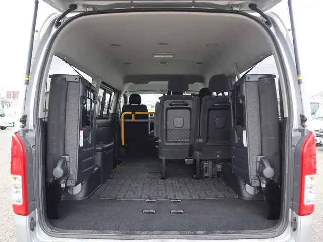 トヨタ ハイエース CBA-TRH214W(2WD)の写真12