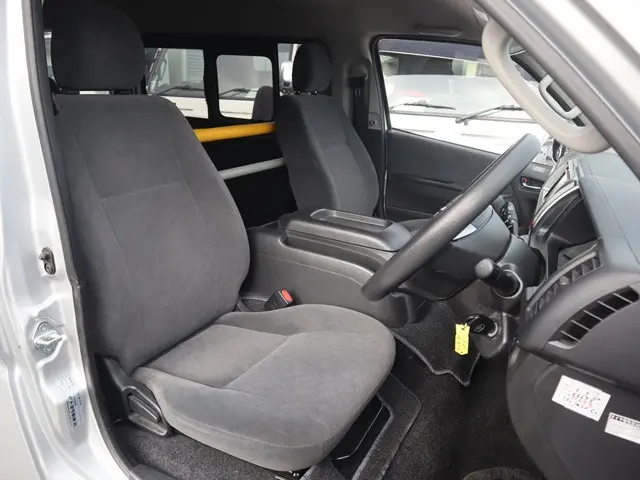 トヨタ ハイエース CBA-TRH214W(2WD)の写真35