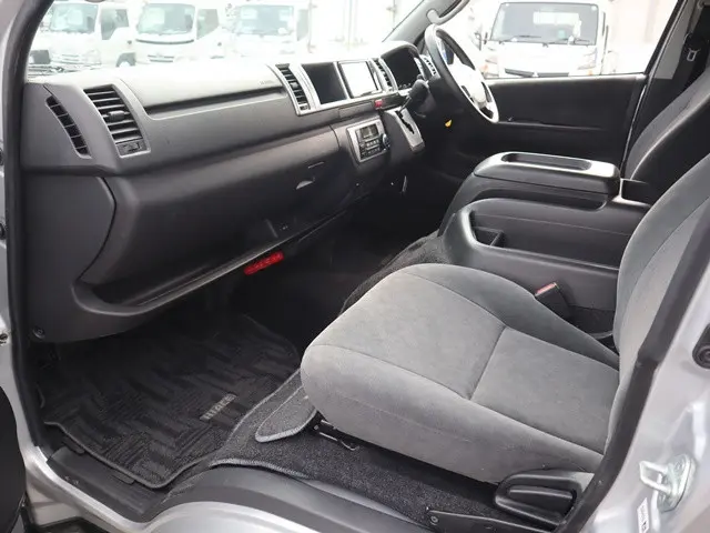 トヨタ ハイエース CBA-TRH214W(2WD)の写真36