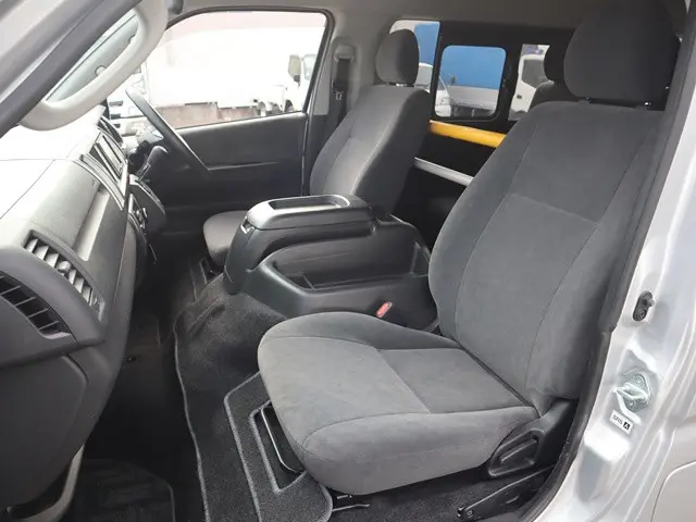 トヨタ ハイエース CBA-TRH214W(2WD)の写真37