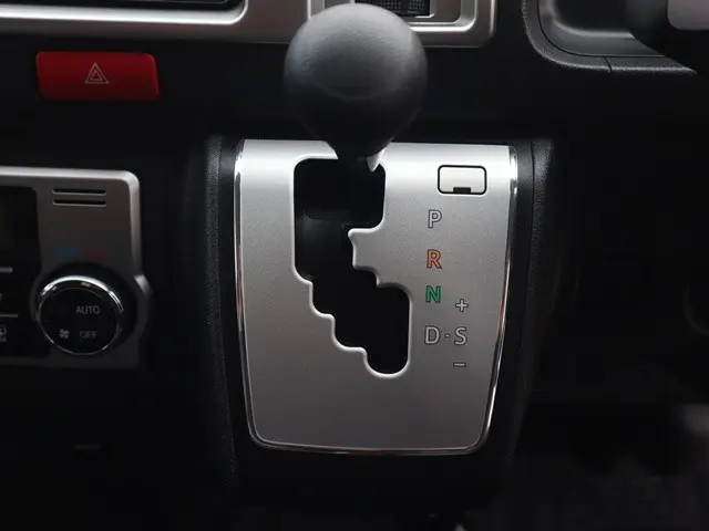 トヨタ ハイエース CBA-TRH214W(2WD)の写真40