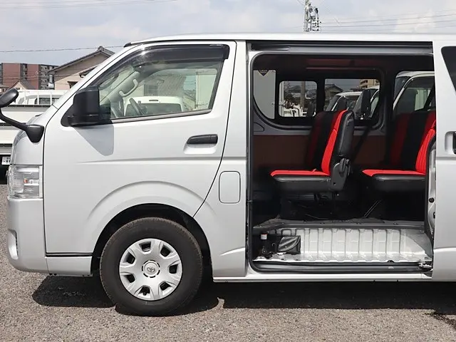 トヨタ ハイエースバン 3BF-TRH200V(2WD)の写真10