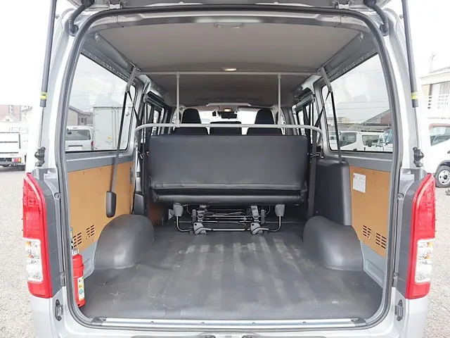 トヨタ ハイエースバン 3BF-TRH200V(2WD)の写真12