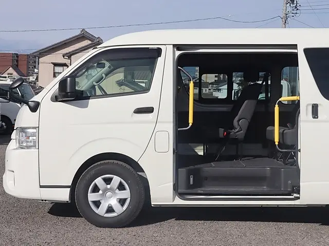 トヨタ ハイエース 3BA-TRH214W(2WD)の写真10