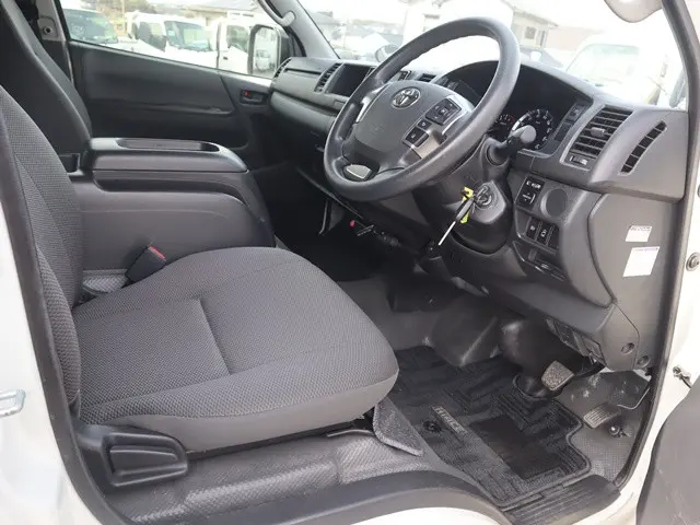 トヨタ ハイエース 3BA-TRH214W(2WD)の写真31