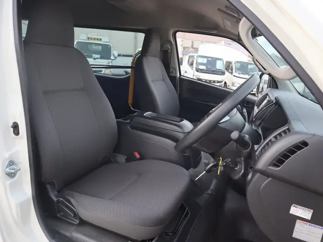 トヨタ ハイエース 3BA-TRH214W(2WD)の写真32