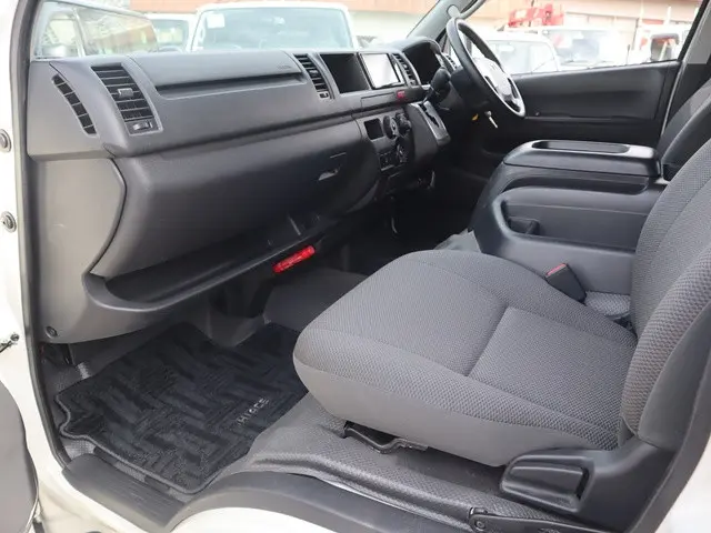 トヨタ ハイエース 3BA-TRH214W(2WD)の写真33