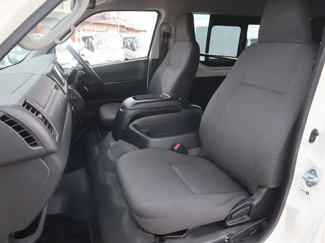 トヨタ ハイエース 3BA-TRH214W(2WD)の写真34
