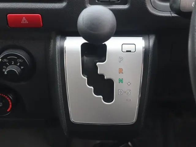 トヨタ ハイエース 3BA-TRH214W(2WD)の写真37