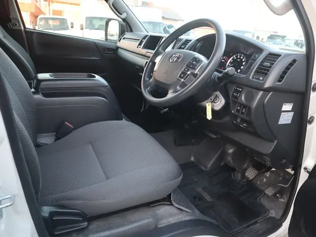 トヨタ ハイエース 3BA-TRH214W(2WD)の写真31