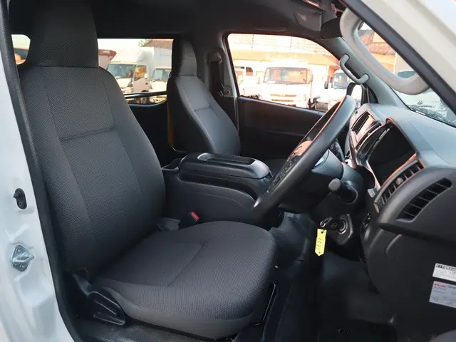 トヨタ ハイエース 3BA-TRH214W(2WD)の写真32