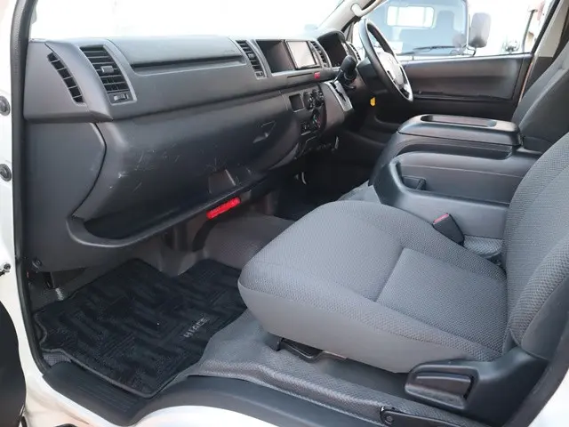 トヨタ ハイエース 3BA-TRH214W(2WD)の写真33