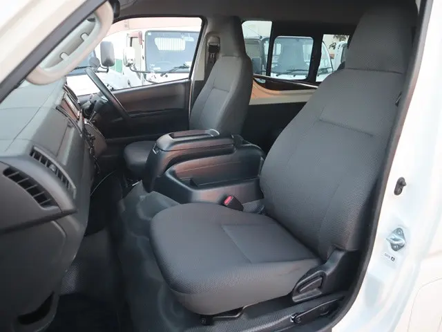 トヨタ ハイエース 3BA-TRH214W(2WD)の写真34