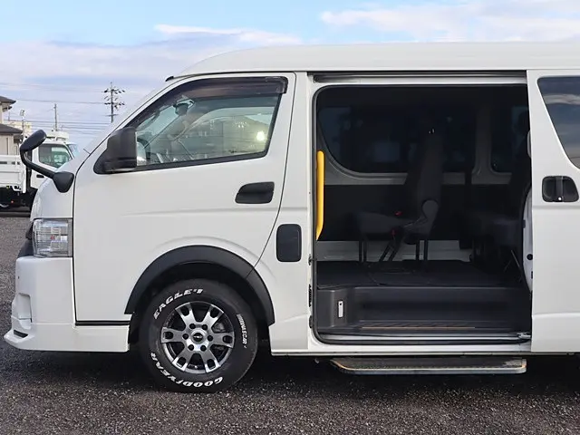 トヨタ ハイエース 3BA-TRH214W(2WD)の写真10