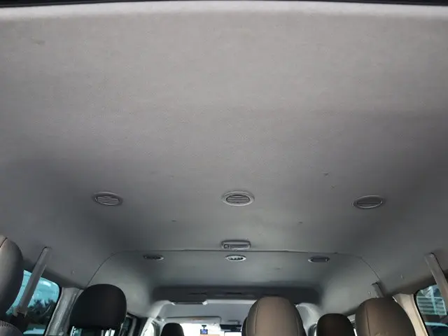 トヨタ ハイエース 3BA-TRH214W(2WD)の写真16