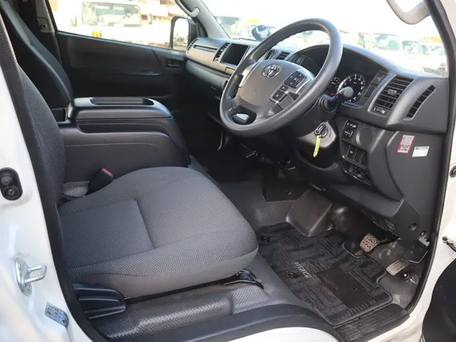 トヨタ ハイエース 3BA-TRH214W(2WD)の写真33