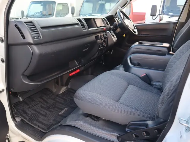 トヨタ ハイエース 3BA-TRH214W(2WD)の写真35