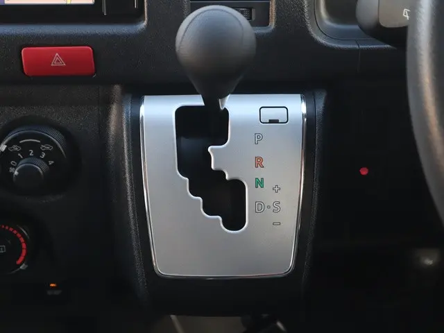 トヨタ ハイエース 3BA-TRH214W(2WD)の写真38