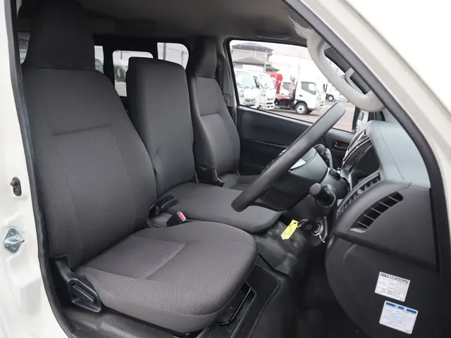 トヨタ ハイエースバン QDF-GDH201V(2WD)の写真35