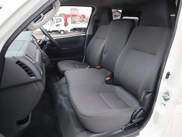 トヨタ ハイエースバン QDF-GDH201V(2WD)の写真37