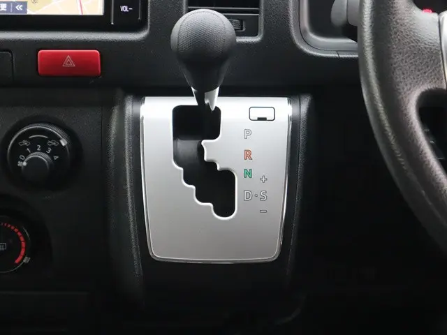 トヨタ ハイエースバン QDF-GDH201V(2WD)の写真39