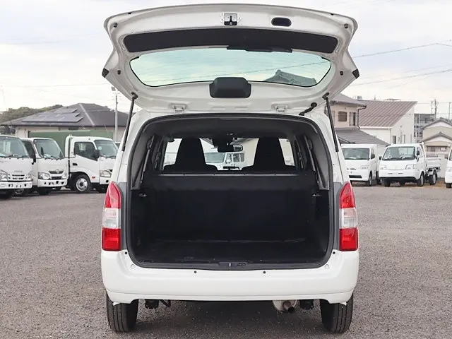 トヨタ プロボックスバン 6AE-NHP160V(2WD)の写真10