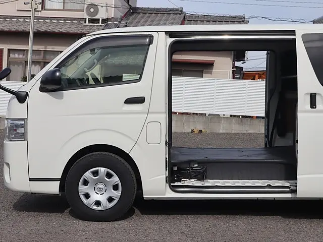 トヨタ ハイエースバン QDF-GDH201V(2WD)の写真10