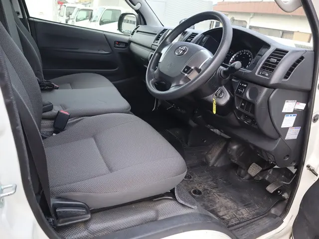 トヨタ ハイエースバン QDF-GDH201V(2WD)の写真32