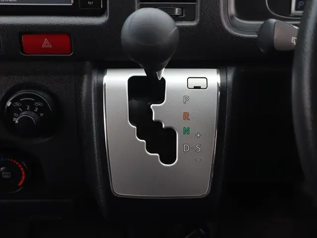 トヨタ ハイエースバン QDF-GDH201V(2WD)の写真37