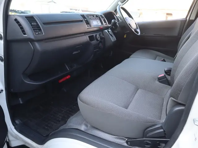 トヨタ ハイエースバン QDF-GDH201V(2WD)の写真32