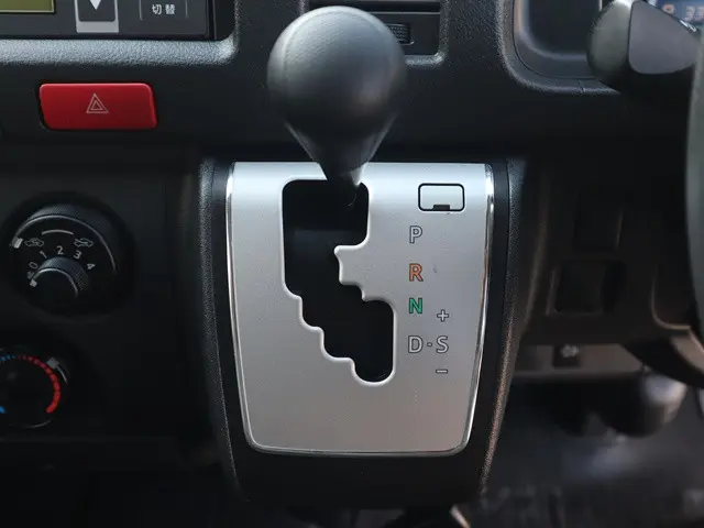 トヨタ ハイエースバン QDF-GDH201V(2WD)の写真35