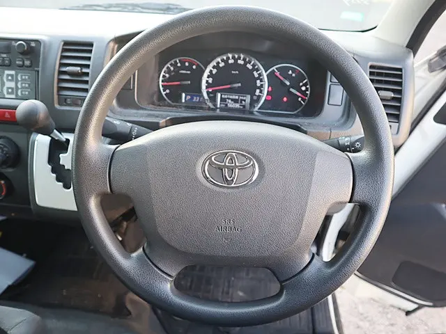 トヨタ ハイエースバン QDF-GDH201V(2WD)の写真4