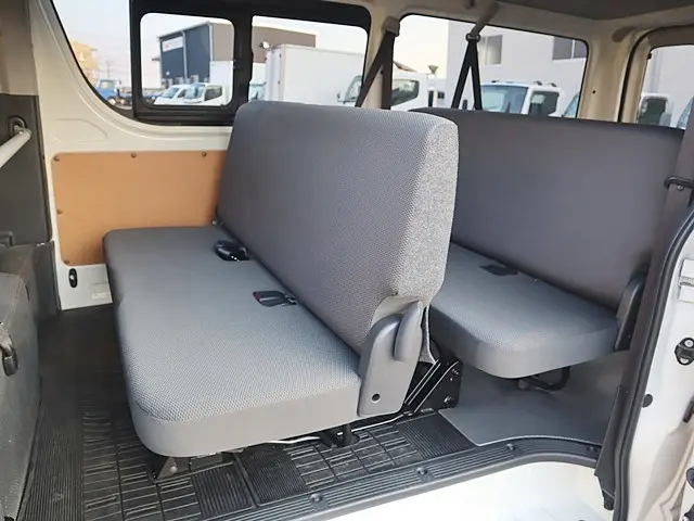 トヨタ ハイエースバン CBF-TRH200V(2WD)の写真16