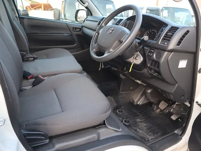 トヨタ ハイエースバン CBF-TRH200V(2WD)の写真34