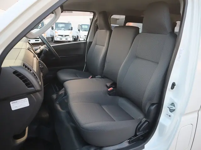 トヨタ ハイエースバン CBF-TRH200V(2WD)の写真37
