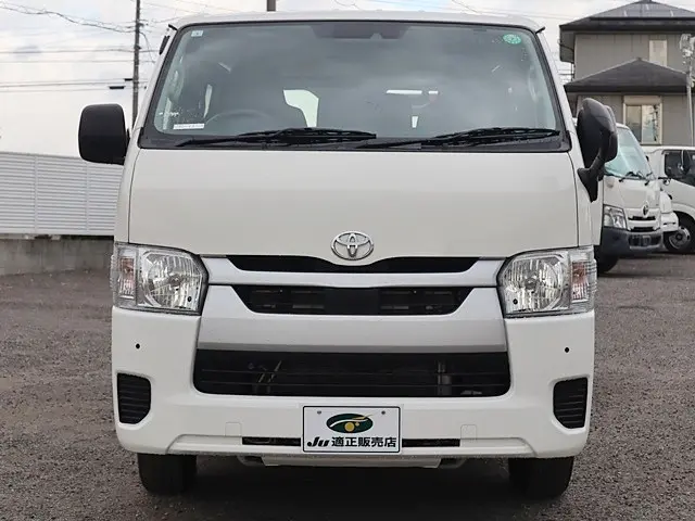 トヨタ ハイエースバン 3BF-TRH200V(2WD)の写真3