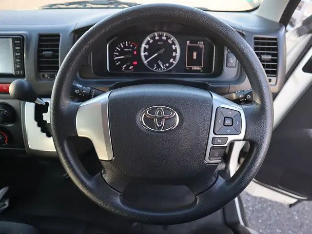 トヨタ ハイエースバン 3BF-TRH200V(2WD)の写真4