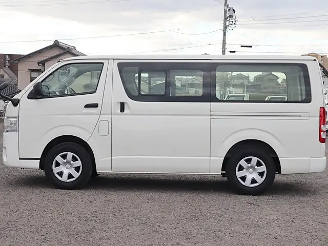 トヨタ ハイエースバン 3BF-TRH200V(2WD)の写真9