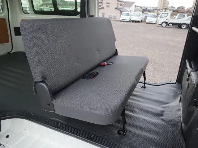 トヨタ ハイエースバン 3BF-TRH200V(2WD)の写真16