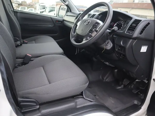トヨタ ハイエースバン 3BF-TRH200V(2WD)の写真36