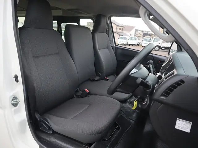 トヨタ ハイエースバン 3BF-TRH200V(2WD)の写真37