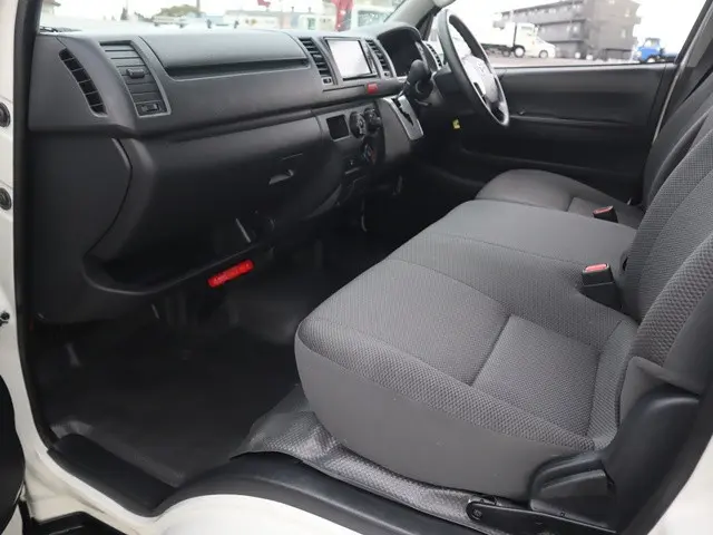トヨタ ハイエースバン 3BF-TRH200V(2WD)の写真38
