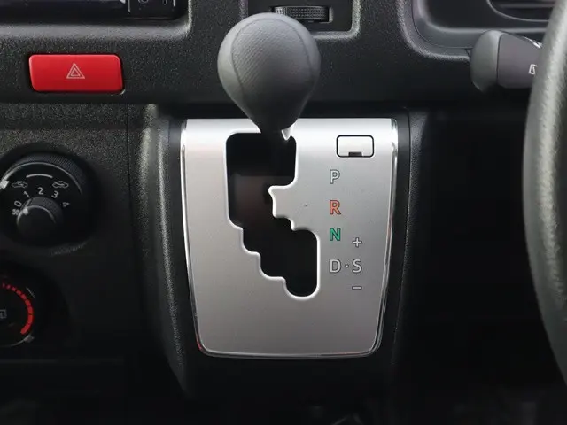 トヨタ ハイエースバン 3BF-TRH200V(2WD)の写真41