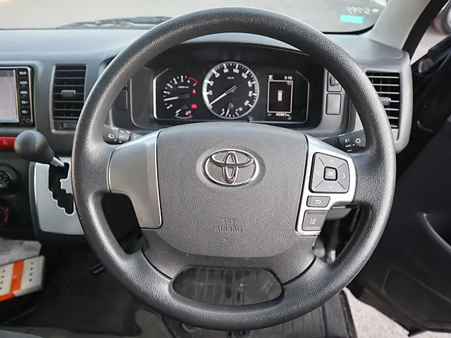 トヨタ ハイエースバン 3BF-TRH200V(2WD)の写真4