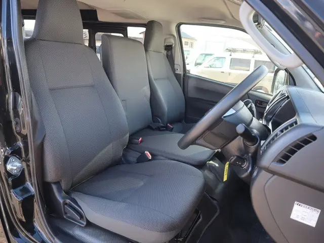 トヨタ ハイエースバン 3BF-TRH200V(2WD)の写真32