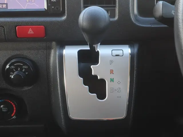 トヨタ ハイエースバン 3BF-TRH200V(2WD)の写真41