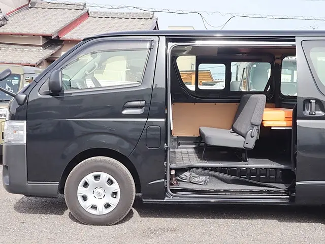 トヨタ ハイエースバン 3BF-TRH200V(2WD)の写真10